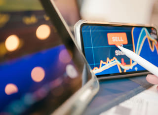 Analityk rynków zajmujący się badaniem Bitcoina, Ethereum oraz opcji forex